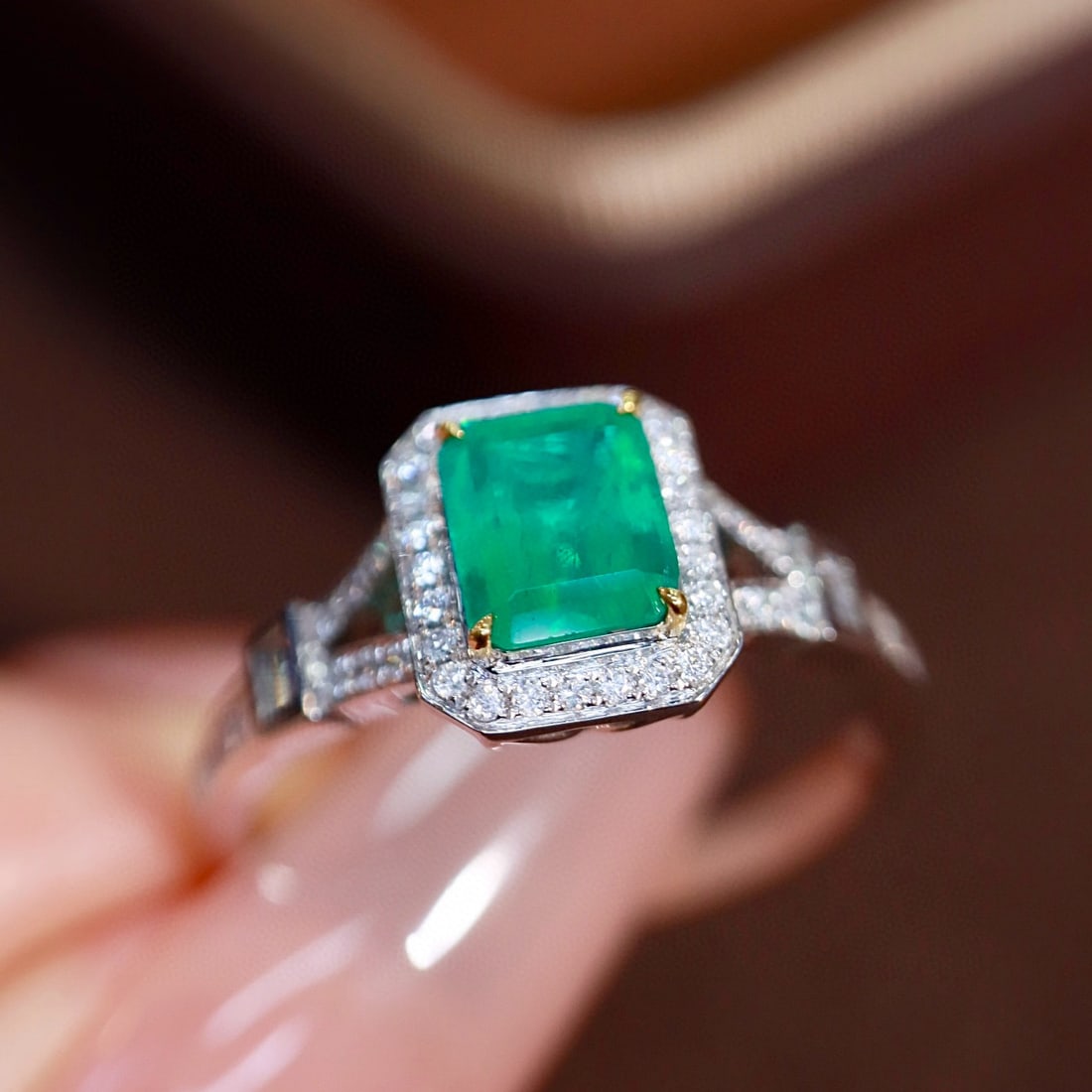 14k Gold 0.95 Ctw Vivid Green Natural Emerald & Diamond Ring - 7