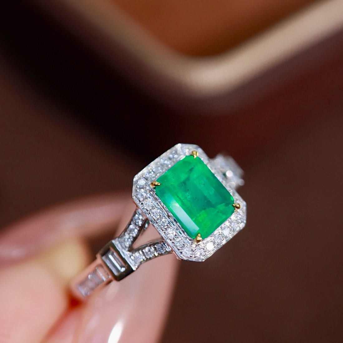 14k Gold 0.95 Ctw Vivid Green Natural Emerald & Diamond Ring - 8