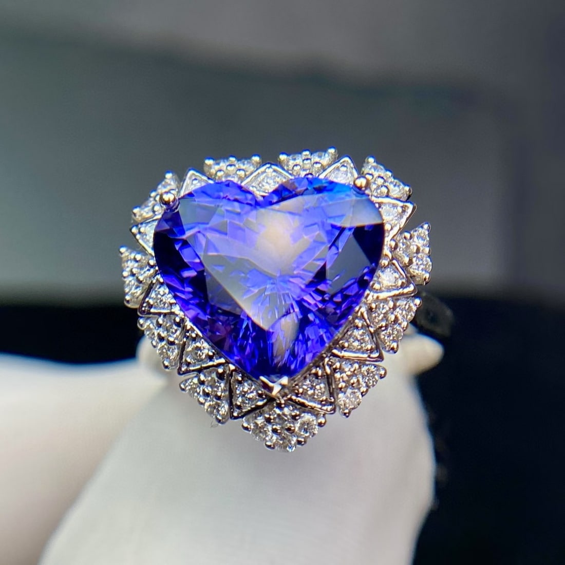 14k Gold 6.26 Ct Natural Tanzanite & Diamond Ring: Ref:231084091 // gold content:14k gold // ring size:7. 25us // // main gemstone:tanzanite // shape:heart // carat weight:6. 26ct // color:blue // treatment:natural // // adjacent gemstone 2 : diamond