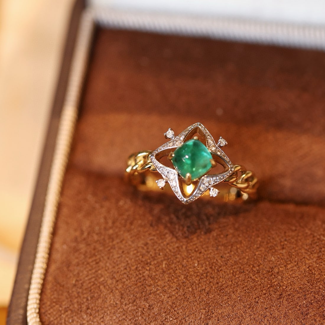 14k Gold 0.8 Ct Natural Emerald & Diamond Ring - 2