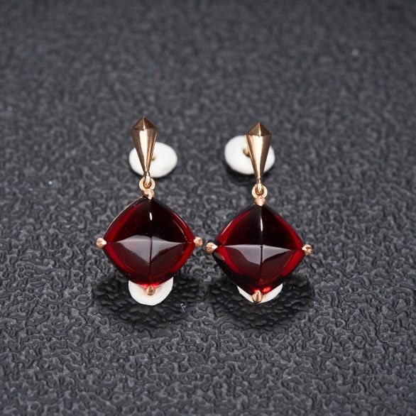 14k Gold 10.33 Ct Natural Garnet Earrings: Ref:231084128 // gold content:14k gold // main gemstone:garnet // shape:sugar-loaf // carat weight:10. 33ct // color:red // treatment:natural // Condition: New Low Estimate: 2400.00 High Estimate: