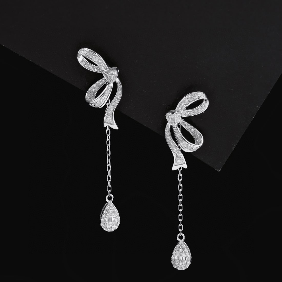14k Gold 0.7 Ct Natural H Diamond Earrings: Ref:231084129 // gold content:14k gold // main gemstone:diamond // shape:multiple // carat weight:0. 7ct // clarity grade:vs-si // color:h // treatment:natural // Condition: New Low Estimate: 2600.00