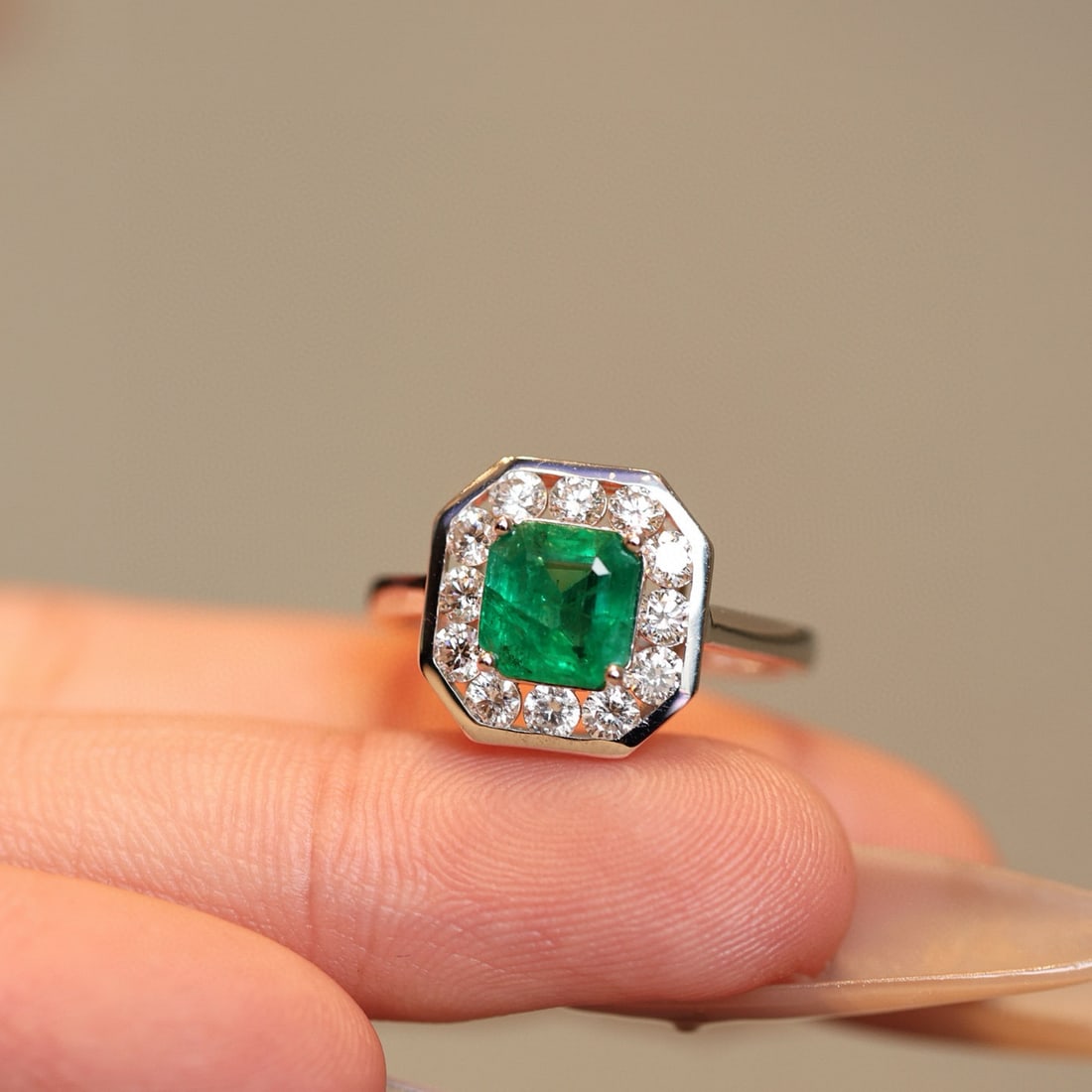 14k Gold 2.07 Ctw Vivid Green Natural Emerald & Diamond Ring - 5