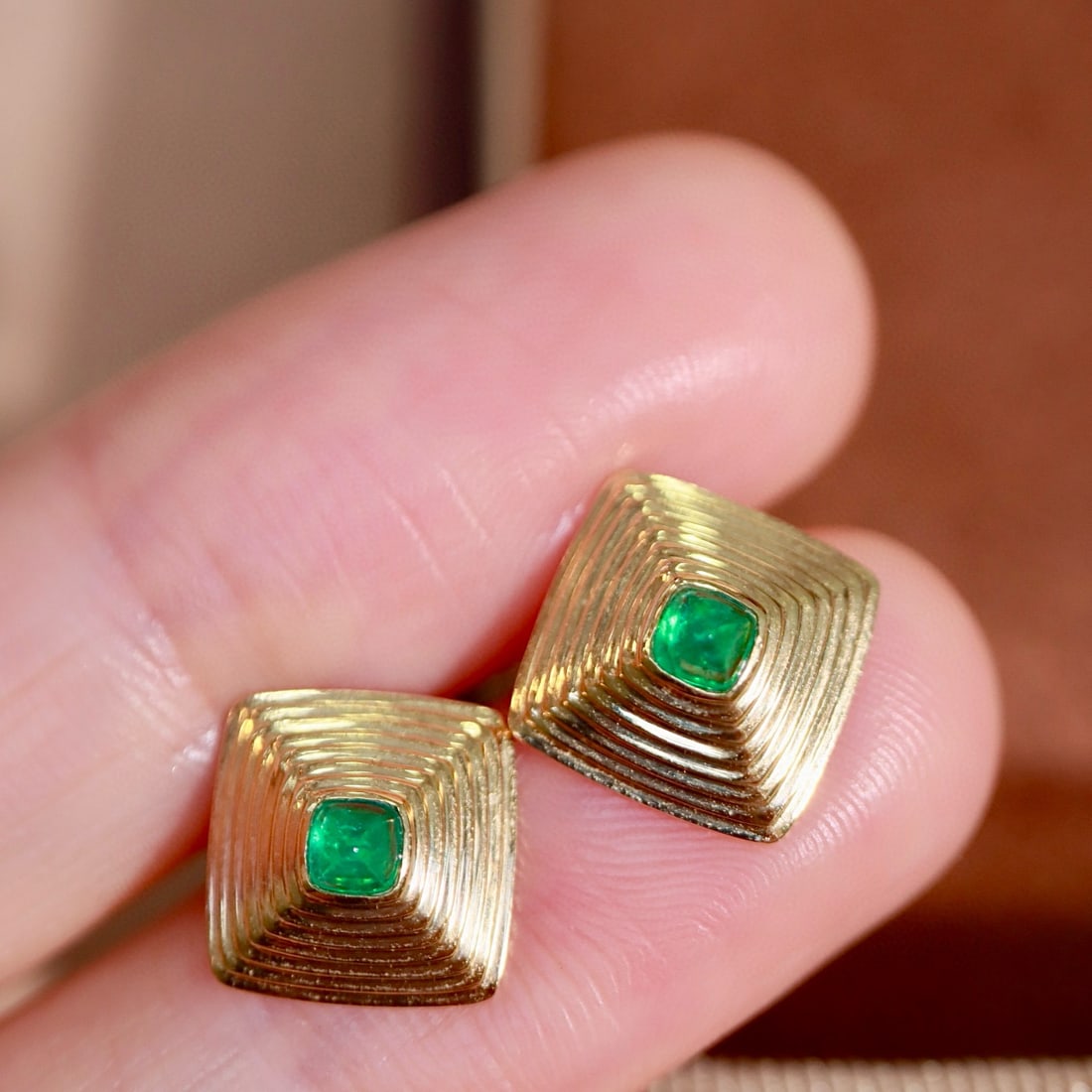 14k Gold 0.26 Ct Vivid Green Natural Emerald Earrings - 3