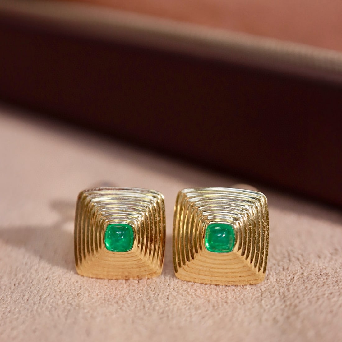 14k Gold 0.26 Ct Vivid Green Natural Emerald Earrings - 4