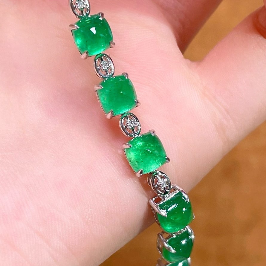 14k Gold 6.68 Ct Vivid Green Natural Emerald & Diamond Bracelet: Ref:231084213 // gold content:14k gold // main gemstone:emerald // shape:sugar-loaf // carat weight:6. 68ct // color:vivid green // treatment:natural // // adjacent gemstone 2 : diamond //