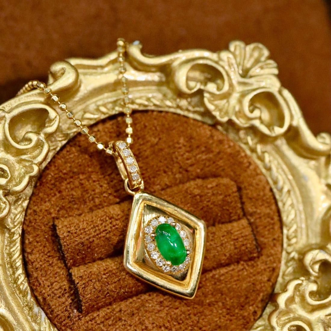 14k Gold 0.34 Ctw Vivid Green Natural Emerald & Diamond Pendant( Without Chain ): Ref:231084225 // gold content:14k gold // main gemstone:emerald // shape:oval // carat weight:0. 26ct // color:vivid green // treatment:natural // // adjacent gemstone 2 : diamond // shape:round //