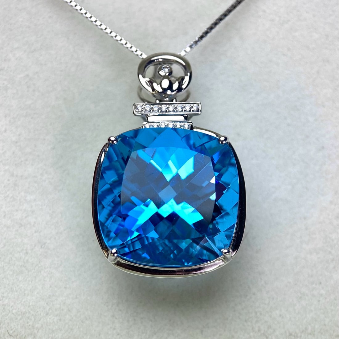 14k Gold 20.25 Ct Natural Topaz & Zircon Pendant( Without Chain ): Ref:231084251 // gold content:14k gold // main gemstone:topaz // shape:cushion // carat weight:20. 25ct // color:blue // treatment:natural // // adjacent gemstone 2 : zircon // number of stones:15 //