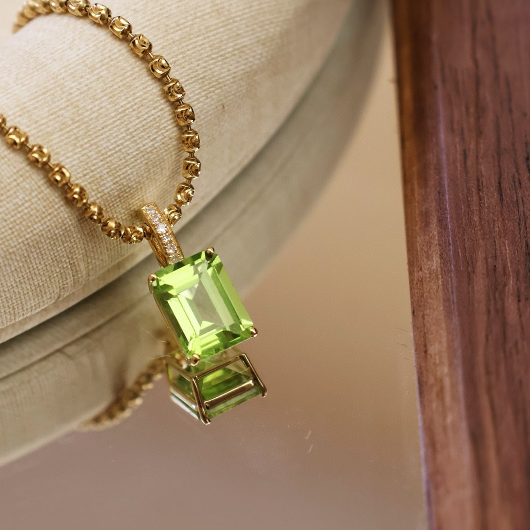 14k Gold 1.4 Ct Natural Peridot & Diamond Pendant( Without Chain ): Ref:231084273 // gold content:14k gold // main gemstone:peridot // shape:octagonal // carat weight:1. 4ct // color:green // treatment:natural // // adjacent gemstone 2 : diamond // shape:round //
