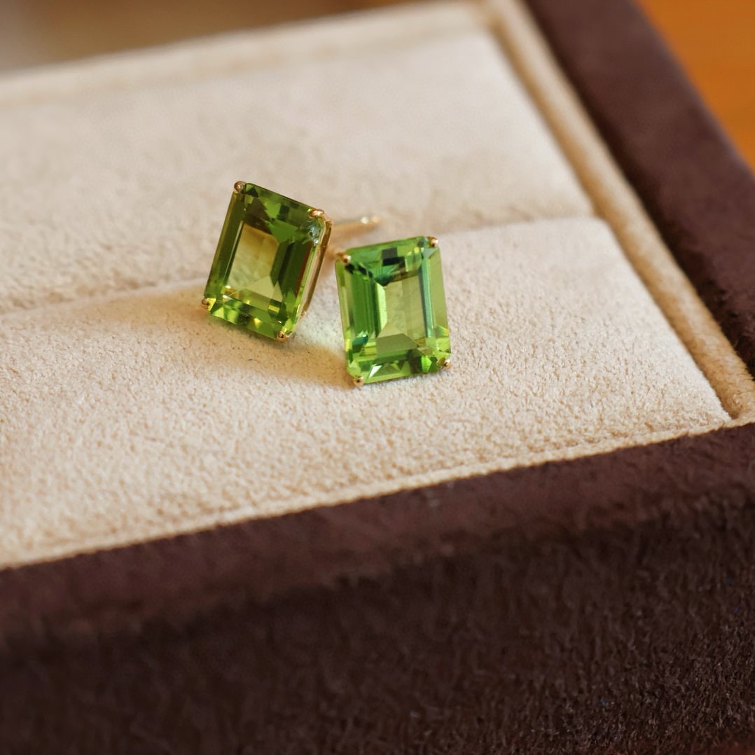 14k Gold 2.8 Ct Natural Peridot Earrings: Ref:231084274 // gold content:14k gold // main gemstone:peridot // shape:octagonal // carat weight:2. 8ct // color:green // treatment:natural // Condition: New Low Estimate: 1100.00 High Estimate:
