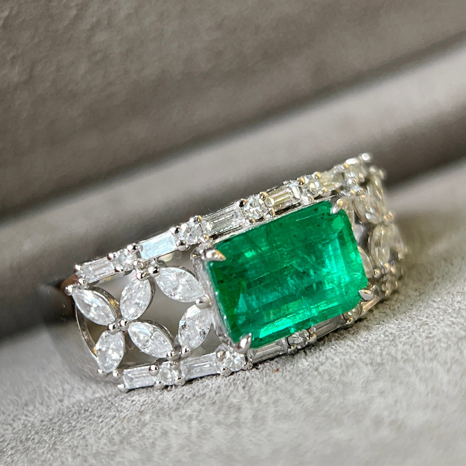 14k Gold 2.35 Ctw Vivid Green Natural Emerald & Diamond Ring: Ref:231084288 // gold content:14k gold // ring size:7. 25us // // main gemstone:emerald // shape:octagonal // carat weight:1. 63ct // color:vivid green // treatment:natural // // adjacent gemstone 2 :
