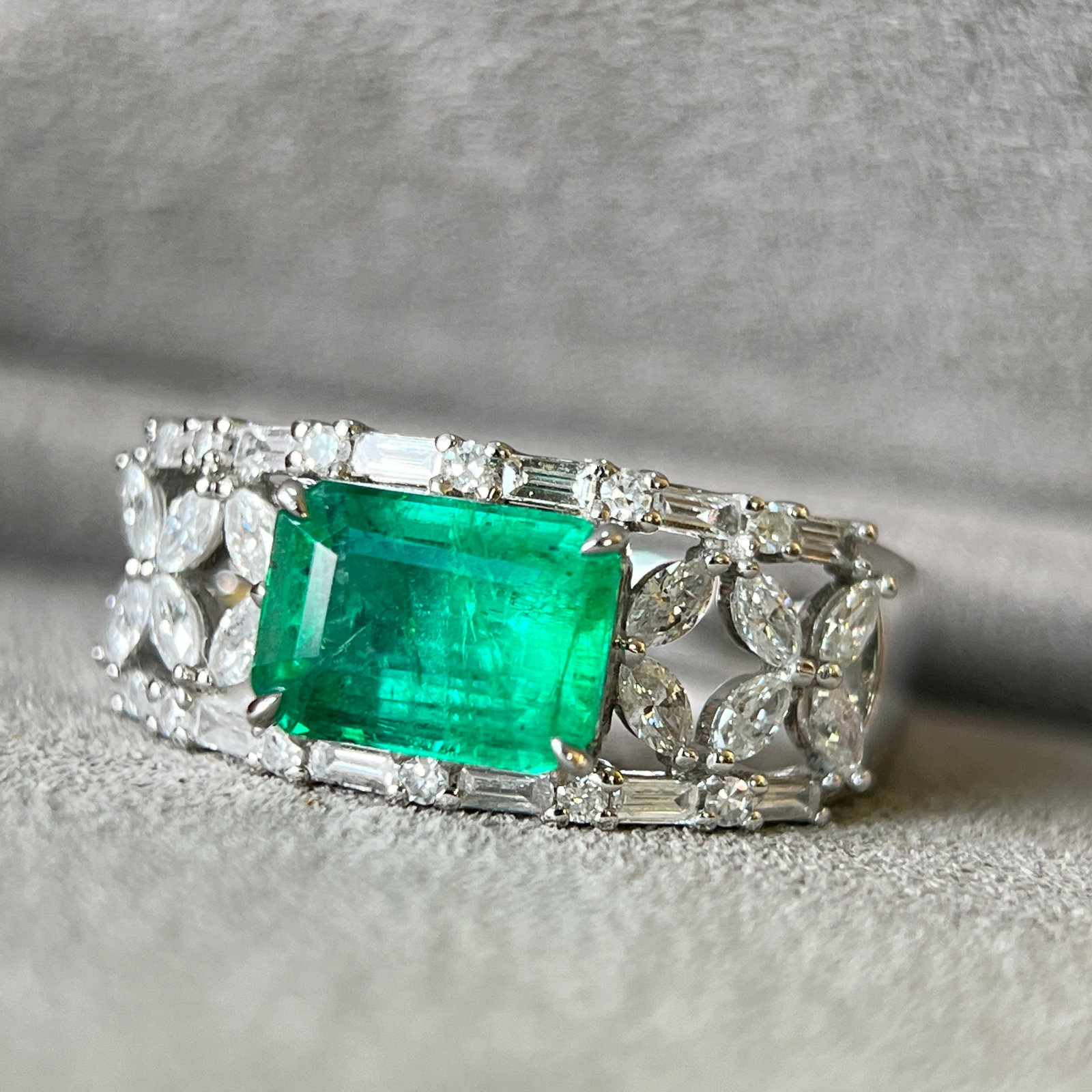 14k Gold 2.35 Ctw Vivid Green Natural Emerald & Diamond Ring - 2