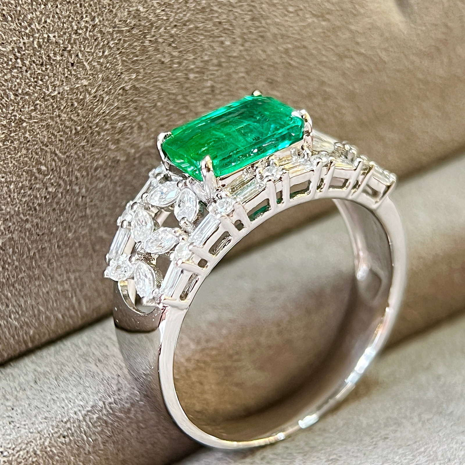 14k Gold 2.35 Ctw Vivid Green Natural Emerald & Diamond Ring - 3