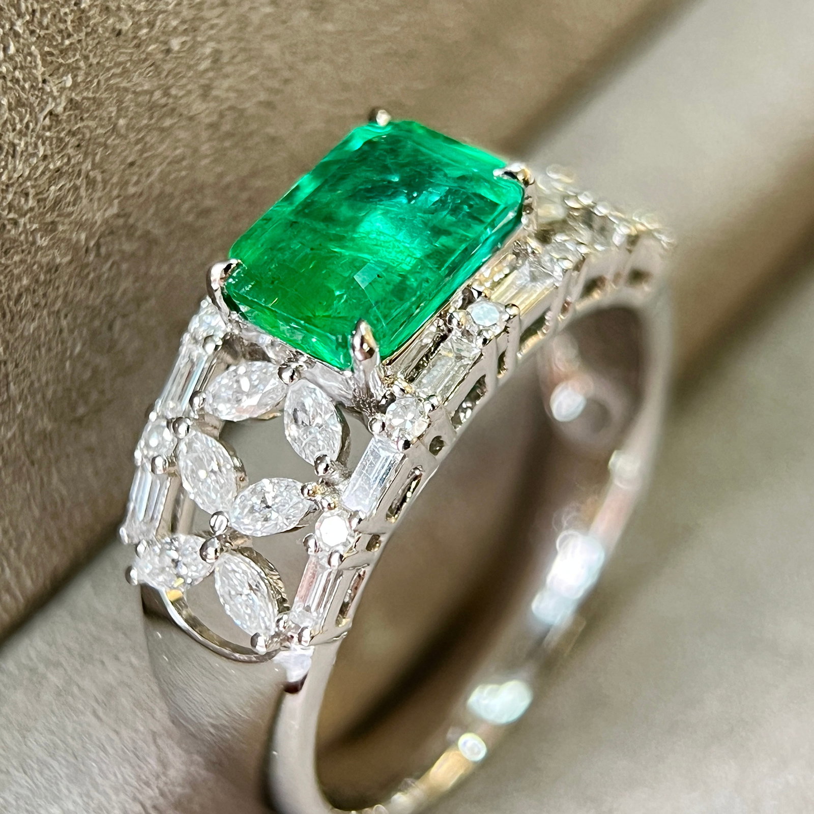14k Gold 2.35 Ctw Vivid Green Natural Emerald & Diamond Ring - 4