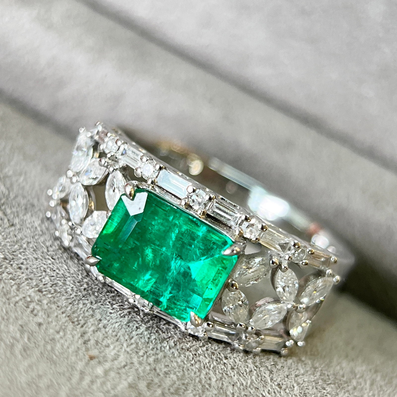 14k Gold 2.35 Ctw Vivid Green Natural Emerald & Diamond Ring - 5