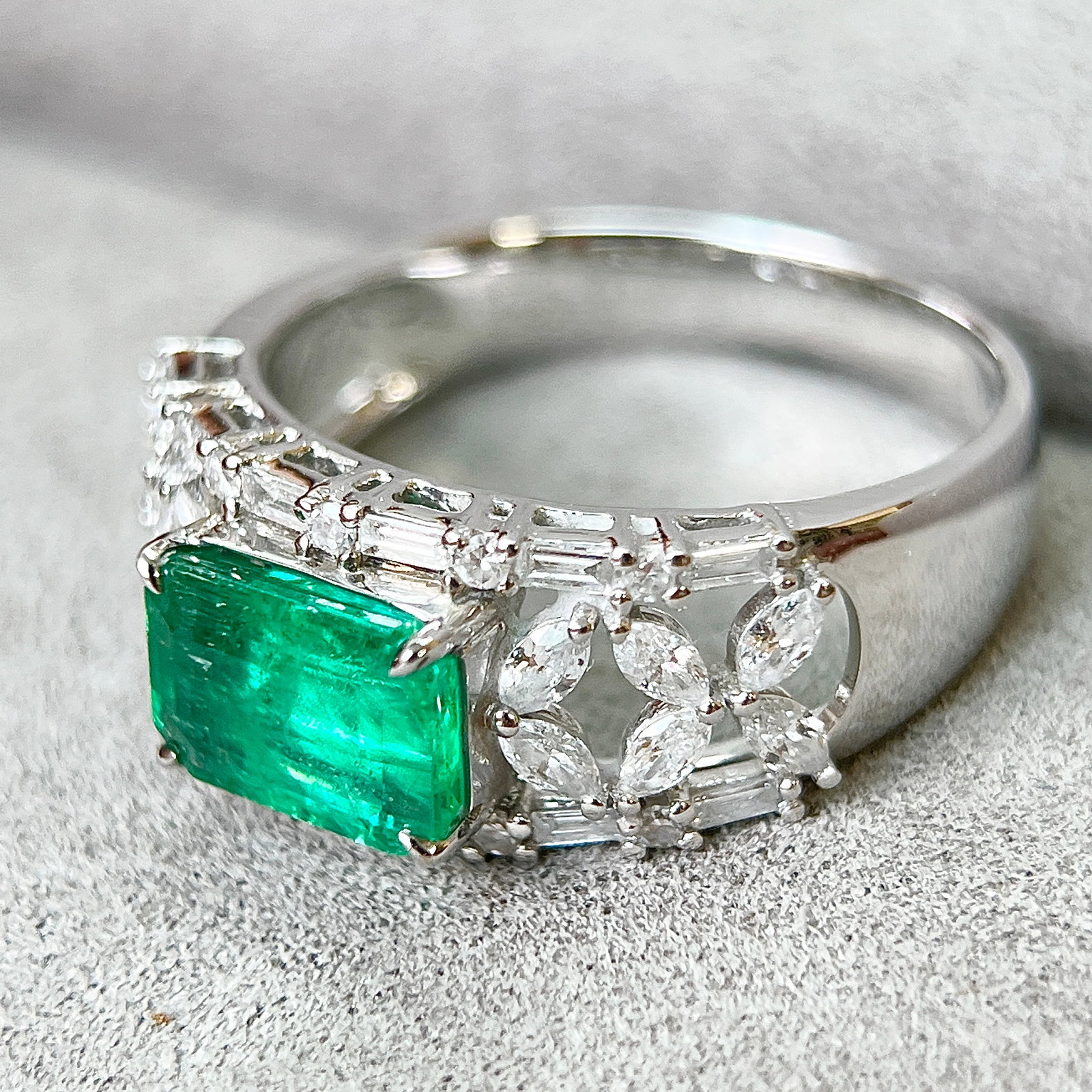 14k Gold 2.35 Ctw Vivid Green Natural Emerald & Diamond Ring - 6