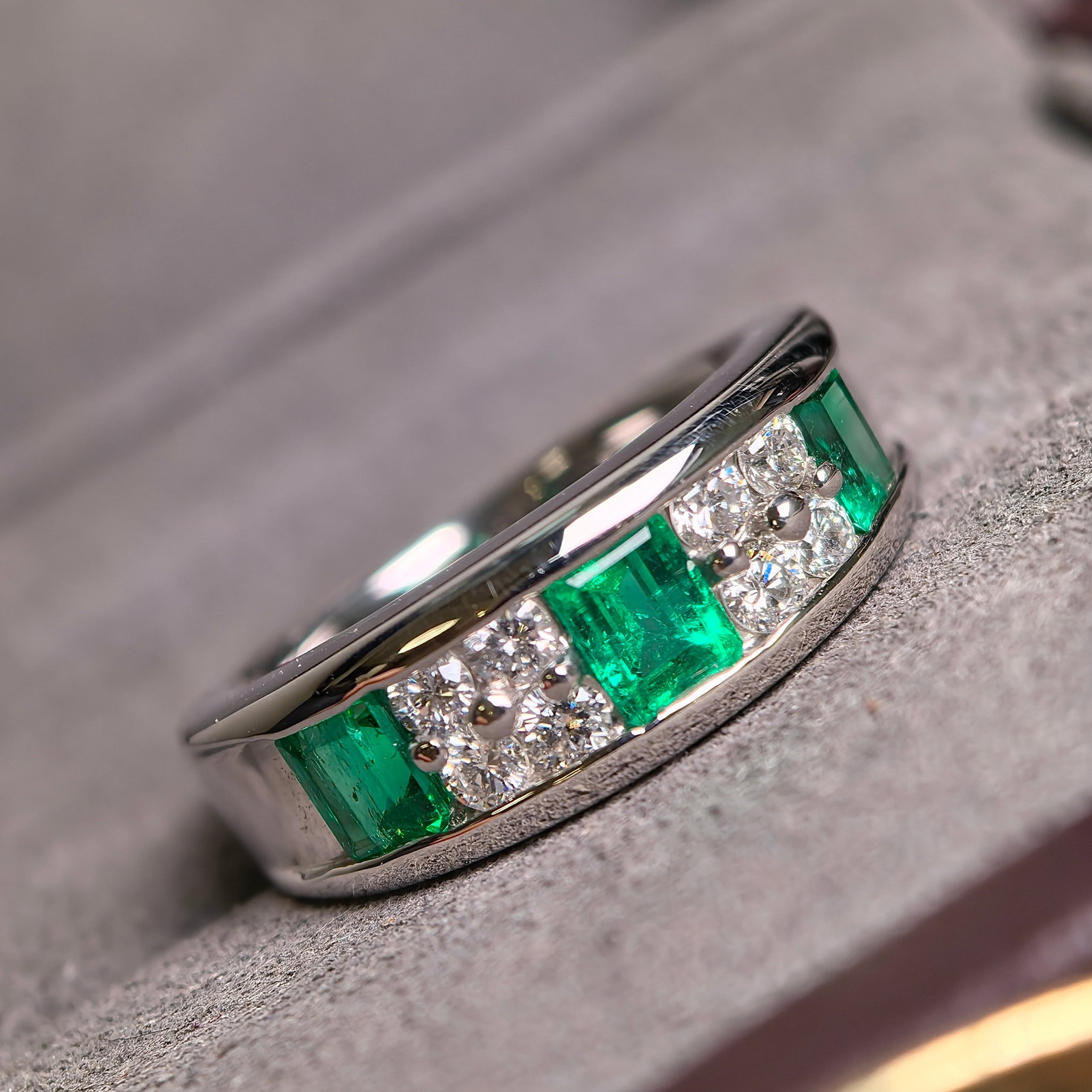 14k Gold 1.26 Ctw Vivid Green Natural Emerald & Diamond Ring - 3