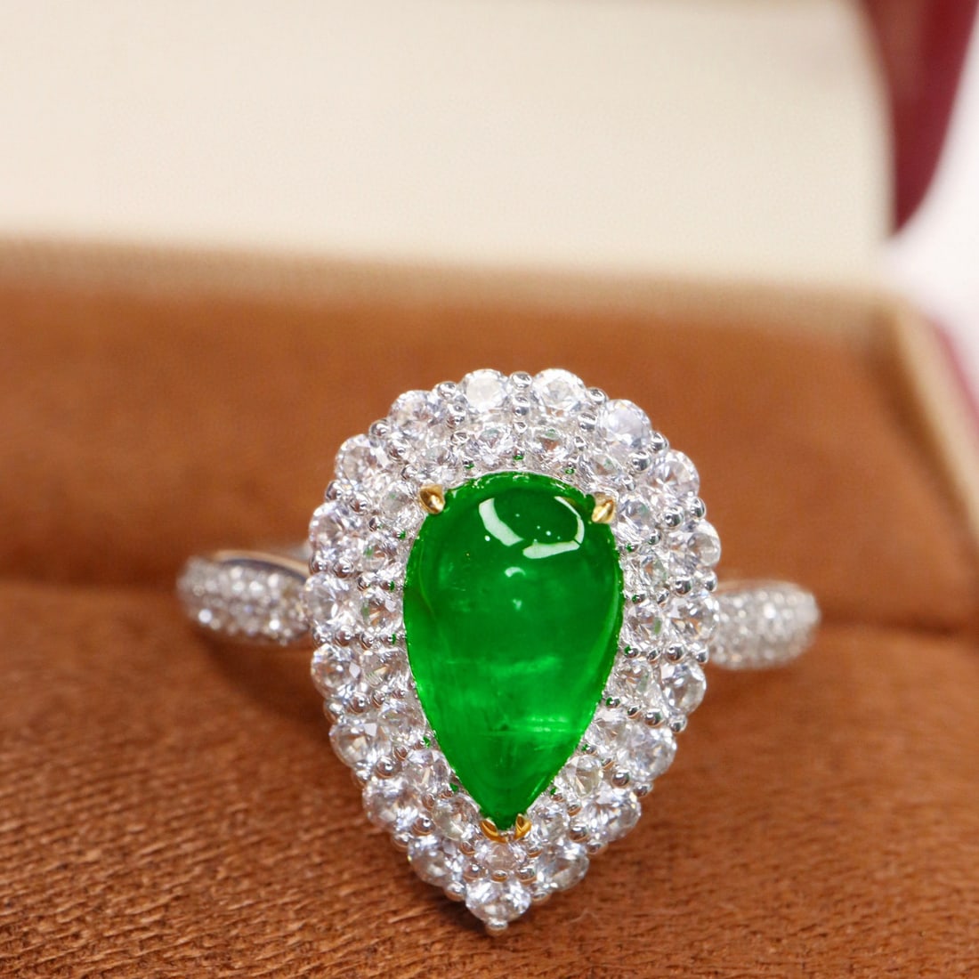14k Gold 1.39 Ct Vivid Green Natural Emerald & Diamond Ring: Ref:231084311 // gold content:14k gold // ring size:7. 25us // // main gemstone:emerald // shape:pear // carat weight:1. 39ct // color:vivid green // treatment:natural // // adjacent gemstone 2 :