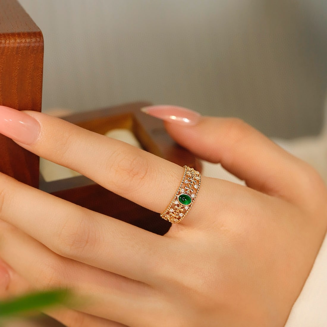 14k Gold 0.29 Ctw Vivid Green Natural Emerald & Diamond Ring - 4