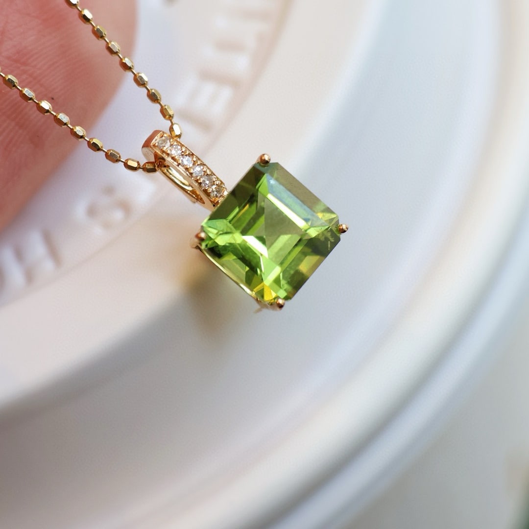 14k Gold 1.8 Ct Natural Peridot & Diamond Pendant( Without Chain ): Ref:231084325 // gold content:14k gold // main gemstone:peridot // shape:asscher // carat weight:1. 8ct // color:green // treatment:natural // // adjacent gemstone 2 : diamond // shape:round // clarit