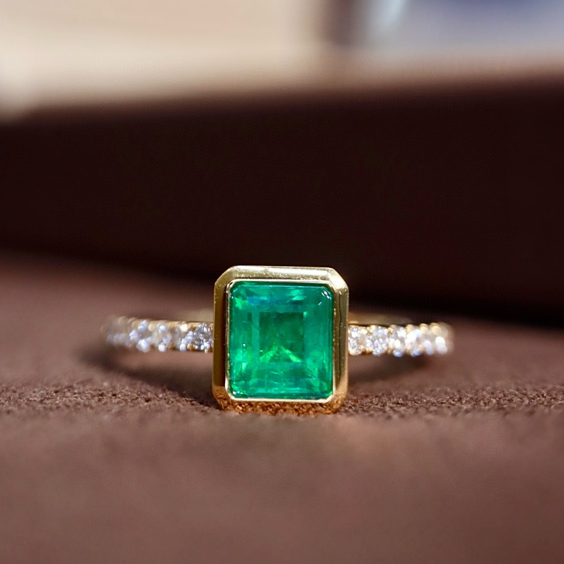 14k Gold 0.88 Ctw Vivid Green Natural Emerald & Diamond Ring: Ref:231084343 // gold content:14k gold // ring size:7. 25us // // main gemstone:emerald // shape:octagonal // carat weight:0. 75ct // color:vivid green // treatment:natural // // adjacent gemstone 2