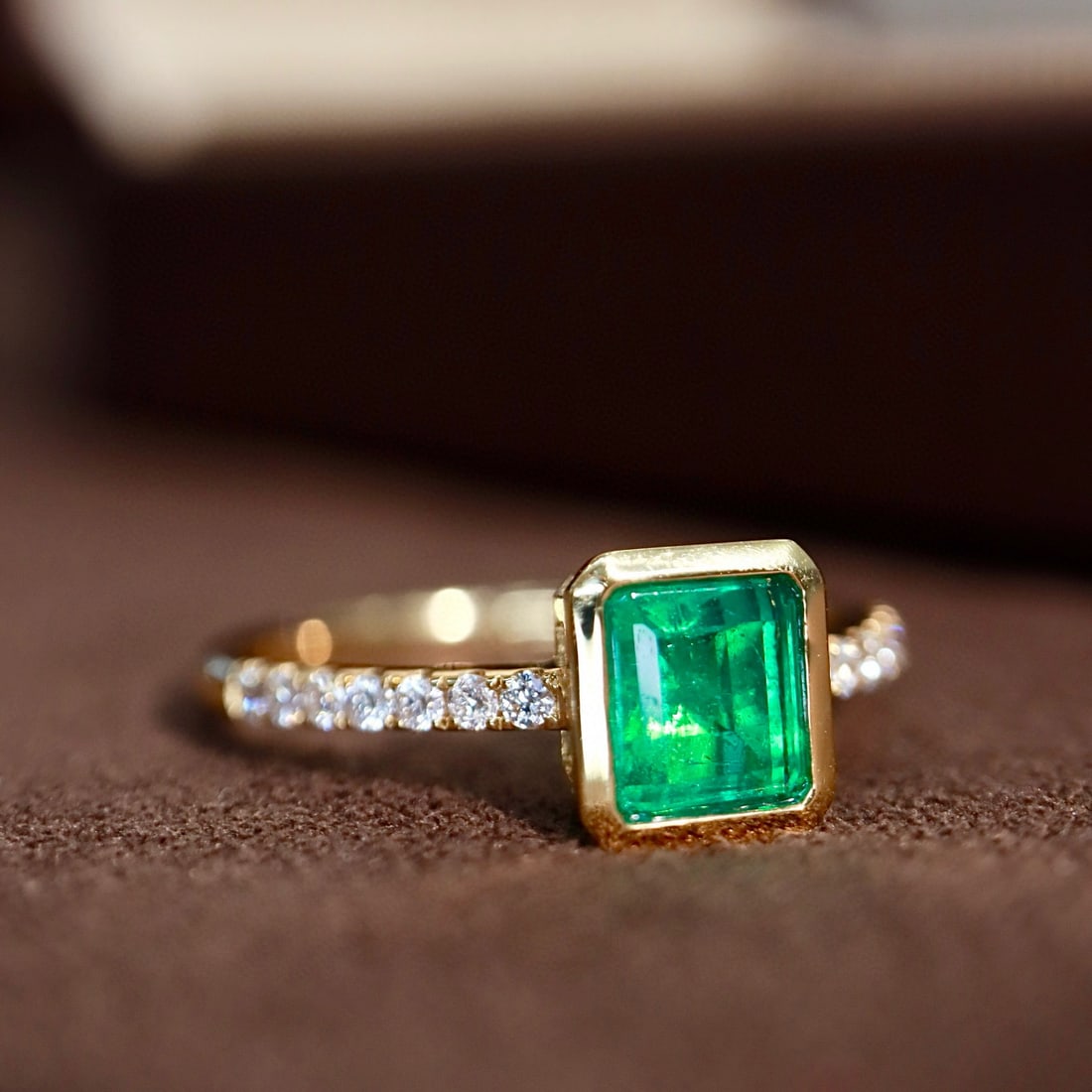 14k Gold 0.88 Ctw Vivid Green Natural Emerald & Diamond Ring - 2