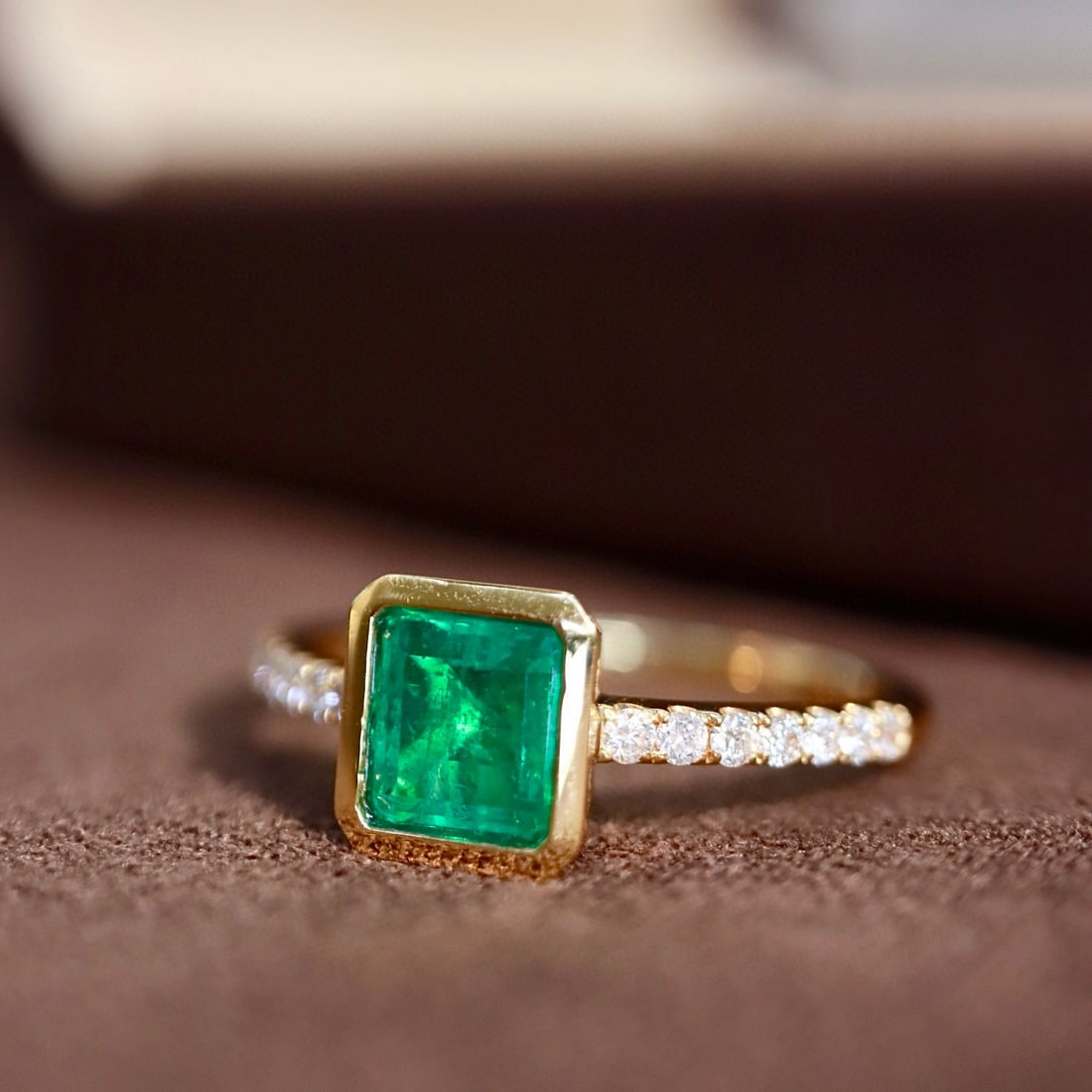 14k Gold 0.88 Ctw Vivid Green Natural Emerald & Diamond Ring - 3