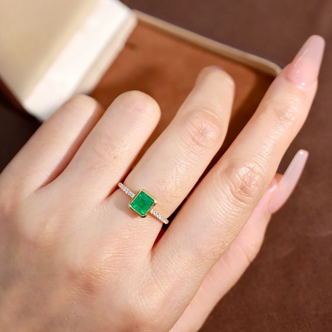 14k Gold 0.88 Ctw Vivid Green Natural Emerald & Diamond Ring - 4
