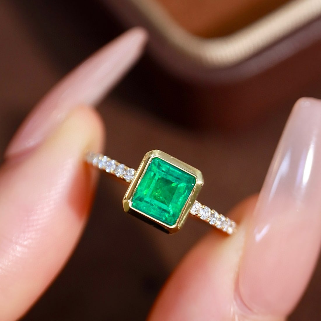 14k Gold 0.88 Ctw Vivid Green Natural Emerald & Diamond Ring - 5