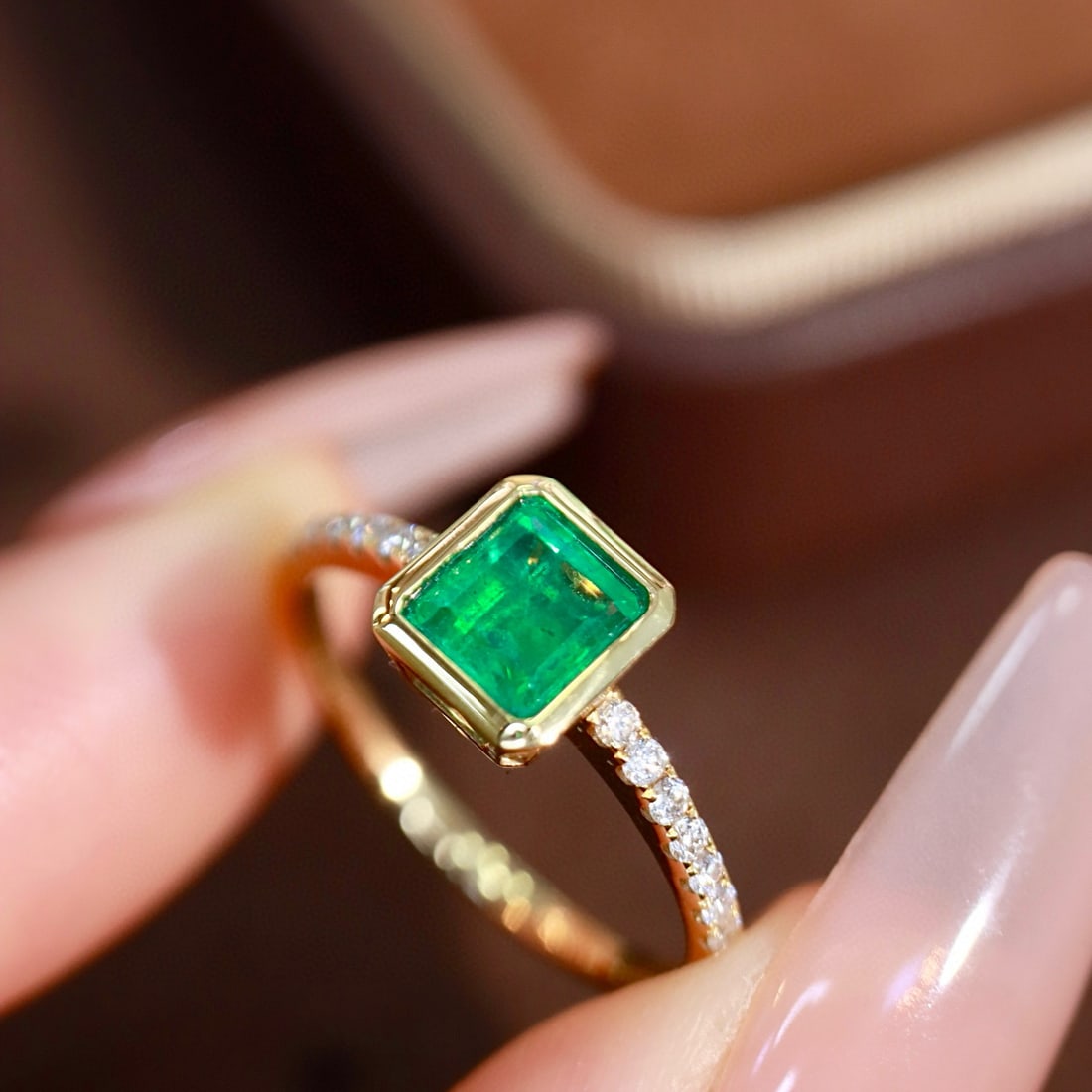 14k Gold 0.88 Ctw Vivid Green Natural Emerald & Diamond Ring - 6