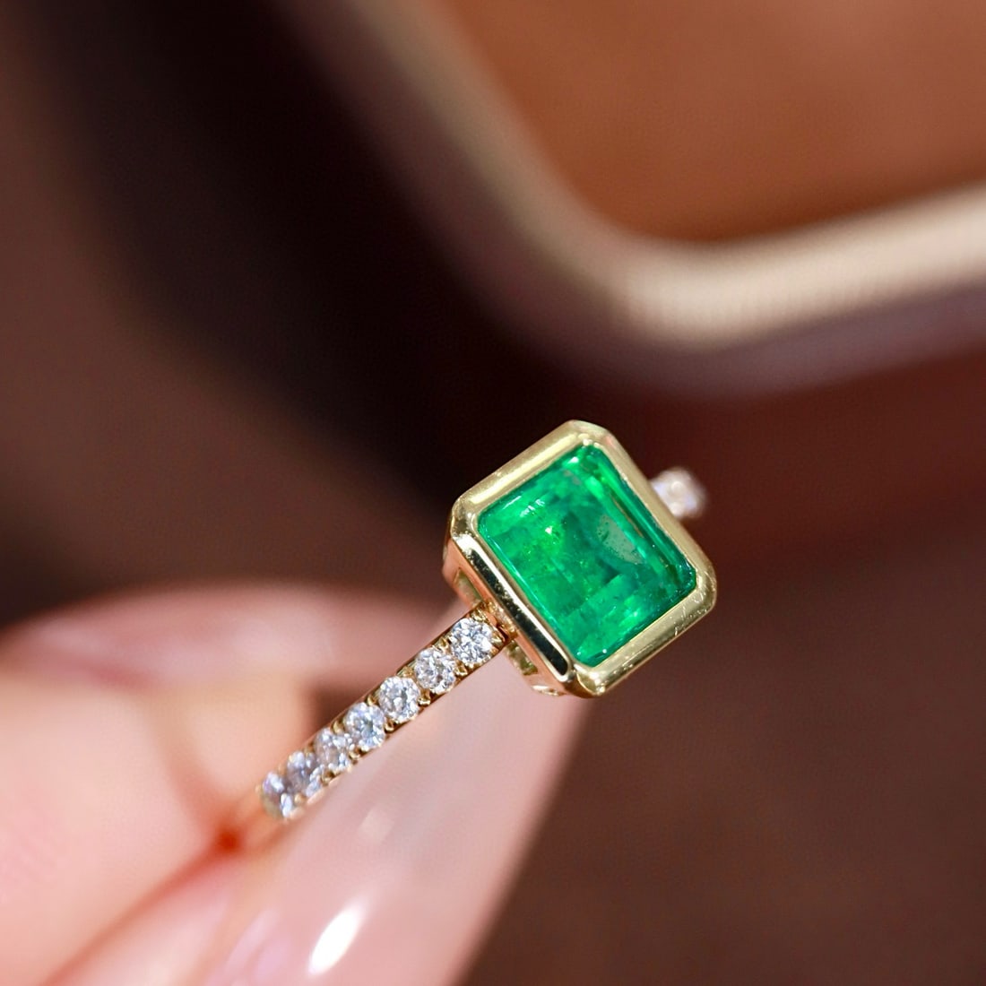 14k Gold 0.88 Ctw Vivid Green Natural Emerald & Diamond Ring - 7