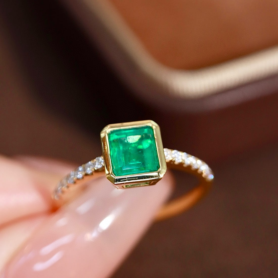 14k Gold 0.88 Ctw Vivid Green Natural Emerald & Diamond Ring - 8