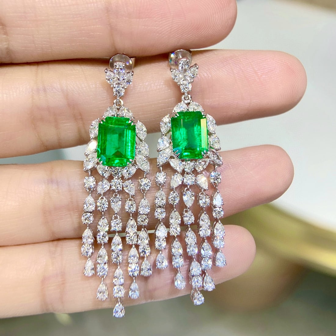 14k Gold 9.94 Ctw Vivid Green Natural Emerald & Diamond Earrings: Ref:231084385 // gold content:14k gold // main gemstone:emerald // shape:octagonal // carat weight:4. 68ct // color:vivid green // treatment:natural // // adjacent gemstone 2 : diamond //