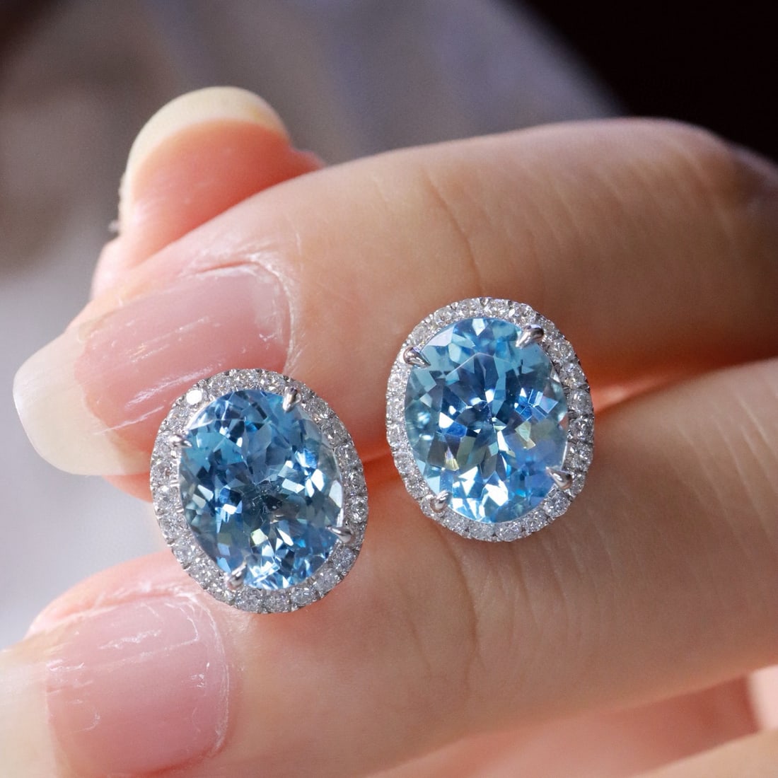 14k Gold 4.60 Ctw Natural Aquamarine & Diamond Earrings: Ref:231084392 // gold content:14k gold // main gemstone:aquamarine // shape:oval // carat weight:4. 13ct // color:santa maria color // treatment:natural // // adjacent gemstone 2 : diamond //