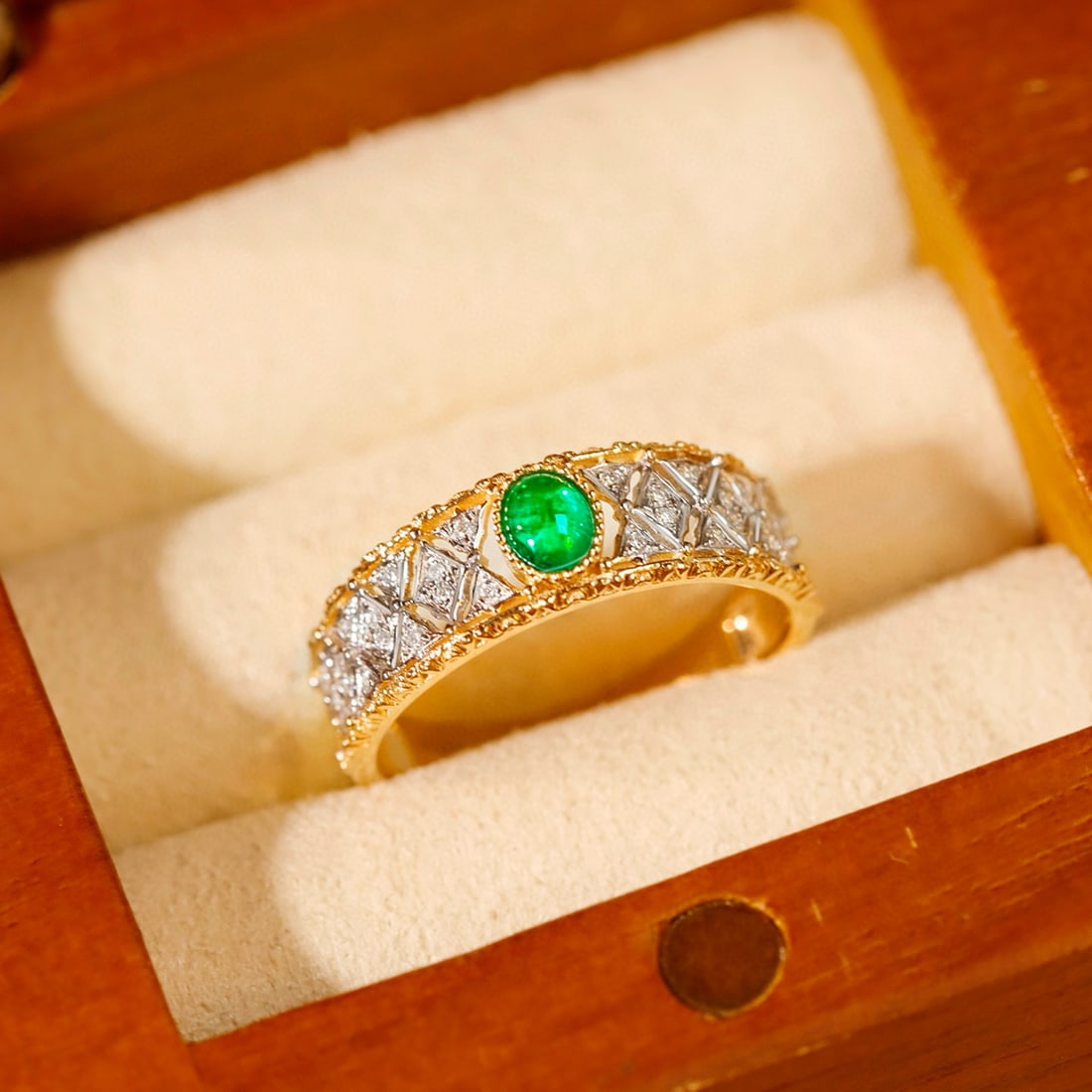 14k Gold 0.33 Ctw Vivid Green Natural Emerald & Diamond Ring: Ref:231084405 // gold content:14k gold // ring size:7. 25us // // main gemstone:emerald // shape:oval // carat weight:0. 24ct // color:vivid green // treatment:natural // // adjacent gemstone 2 :