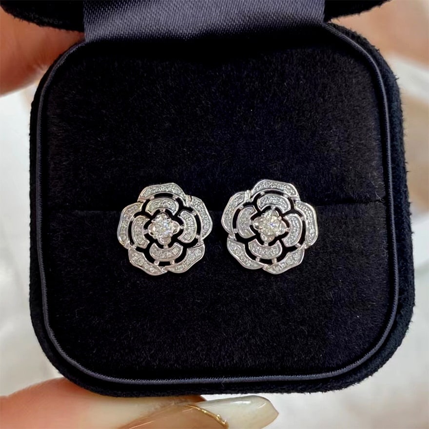14k Gold 0.32 Ct Natural H Diamond & Flowers Earrings: Ref:231084407 // gold content:14k gold // main gemstone:diamond // shape:round // carat weight:0. 32ct // clarity grade:vs-si // color:h // treatment:natural // cut grade:g // Condition: New Low