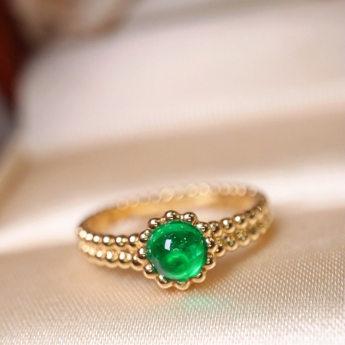 14k Gold 0.50 Ct Vivid Green Natural Emerald Ring - 2