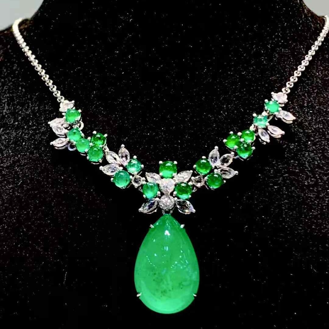 14k Gold 12.5 Ct Vivid Green Natural Emerald & Diamond Necklace: Ref:231089006 // gold content:14k gold // main gemstone:emerald // shape:pear // carat weight:12. 5ct // color:vivid green // treatment:natural // // adjacent gemstone 2 : diamond // shape:round // cl