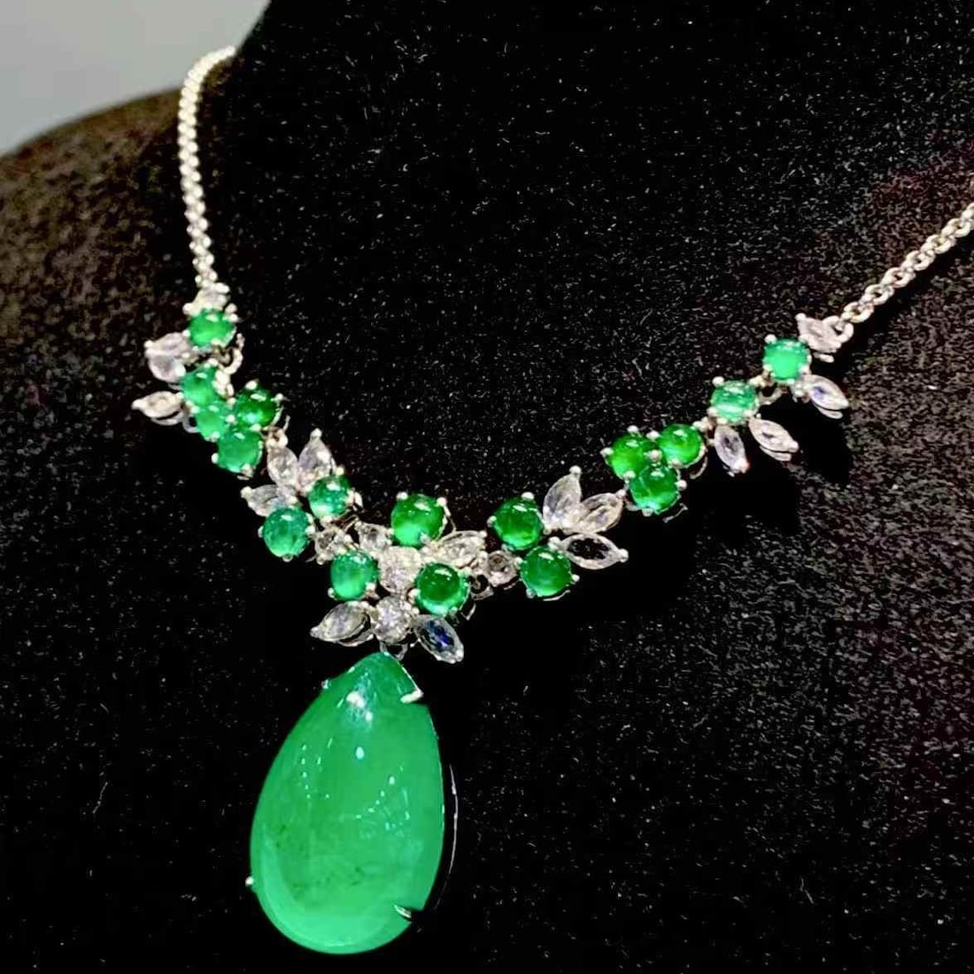 14k Gold 12.5 Ct Vivid Green Natural Emerald & Diamond Necklace - 3