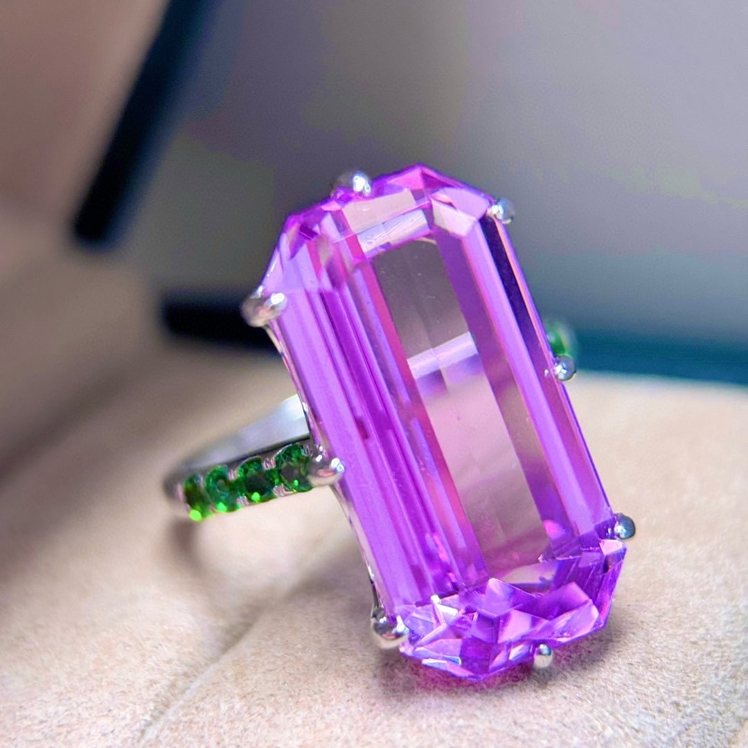 14k Gold 17.11 Ctw Natural Kunzite & Tsavorite Ring: Ref:231089018 // gold content:14k gold // ring size:7. 25us // // main gemstone:kunzite // shape:octagonal // carat weight:16. 71ct // color:purple // treatment:natural // // adjacent gemstone 2 :