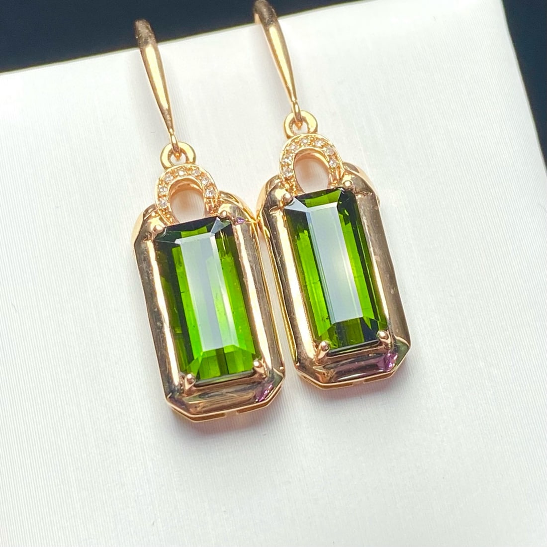 14k Gold 4.25 Ct Natural Tourmaline & Diamond Earrings: Ref:231089127 // gold content:14k gold // main gemstone:tourmaline // shape:octagonal // carat weight:4. 25ct // color:green // treatment:natural // // adjacent gemstone 2 : diamond // number of