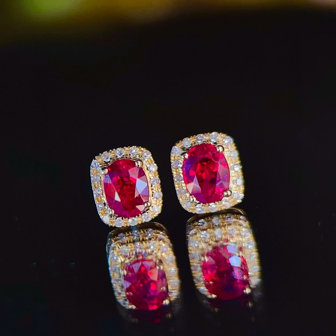 14k Gold 0.71 Ct Natural Ruby & Diamond Earrings: Ref:231089136 // gold content:14k gold // main gemstone:ruby // shape:oval // carat weight:0. 71ct // color:red // treatment:natural // // adjacent gemstone 2 : diamond // number of stones:32 //