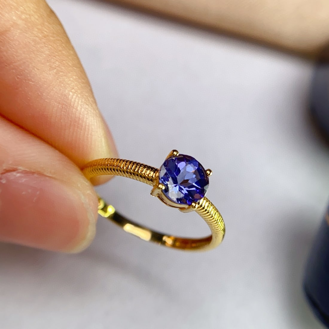 14k Gold 0.90 Ct Natural Tanzanite Ring - 5