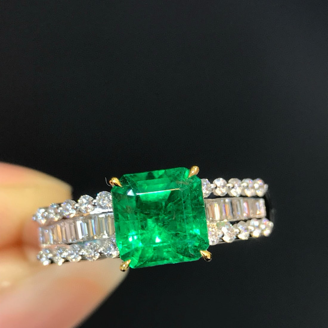 14k Gold 1.31 Ctw Vivid Green Natural Emerald & Diamond Ring: Ref:231089251 // gold content:14k gold // ring size:7. 25us // // main gemstone:emerald // shape:octagonal // carat weight:1. 0ct // color:vivid green // treatment:natural // // adjacent gemstone 2 : 