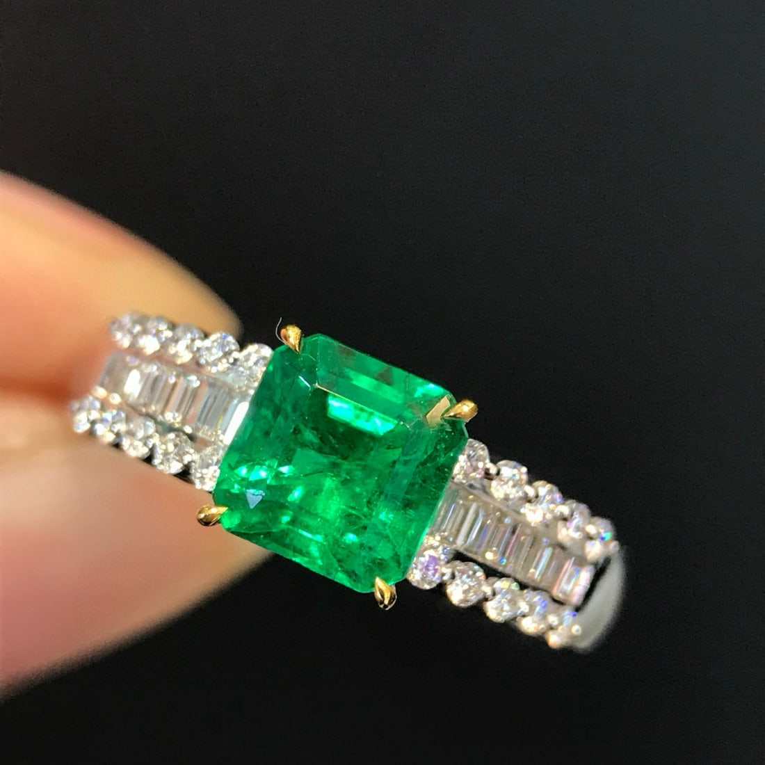 14k Gold 1.31 Ctw Vivid Green Natural Emerald & Diamond Ring - 2