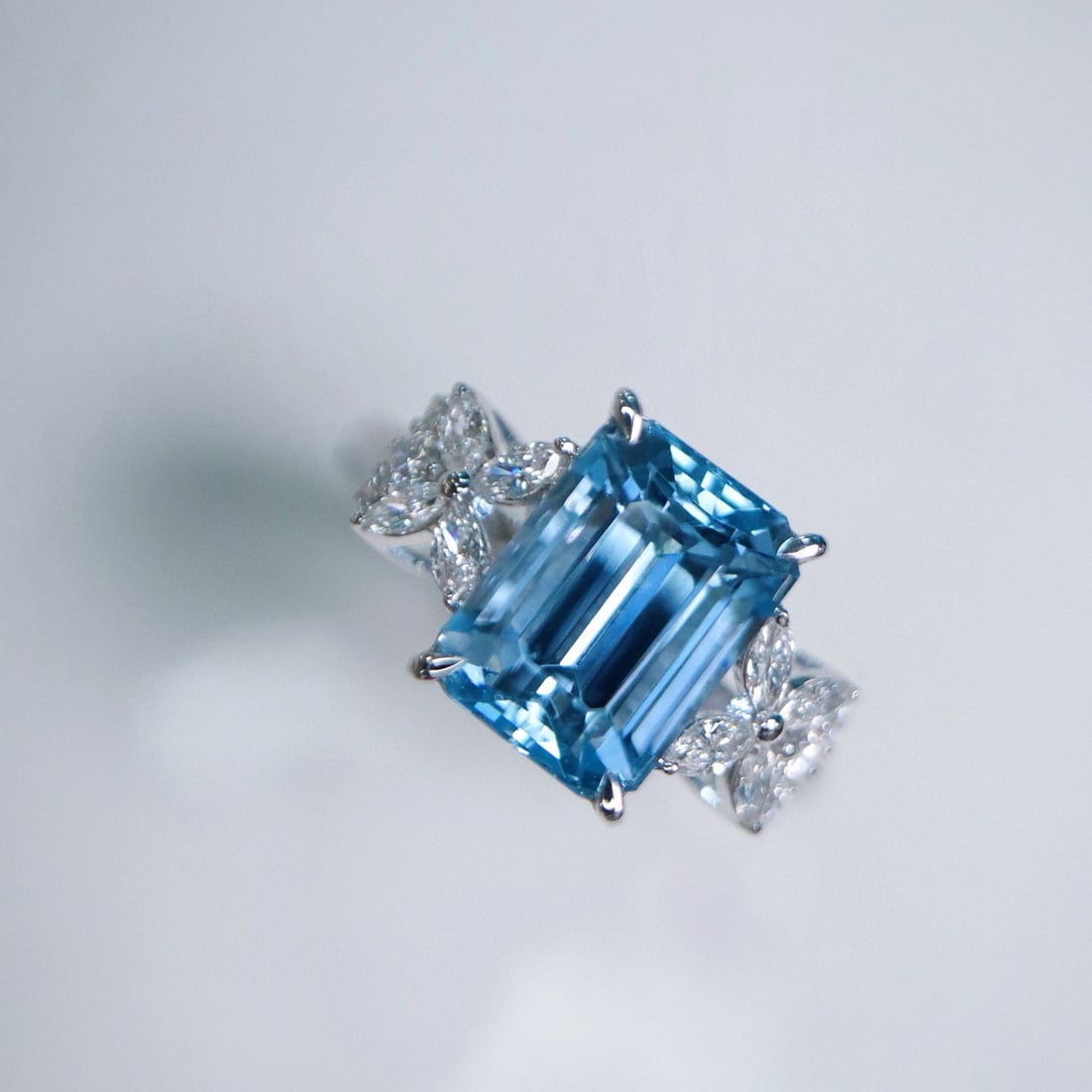 14k Gold 3.18 Ctw Natural Aquamarine & Diamond Ring: Ref:231090013 // gold content:14k gold // ring size:7. 25us // // main gemstone:aquamarine // shape:octagonal // carat weight:2. 84ct // color:santa maria color // treatment:natural // // adjacent gem