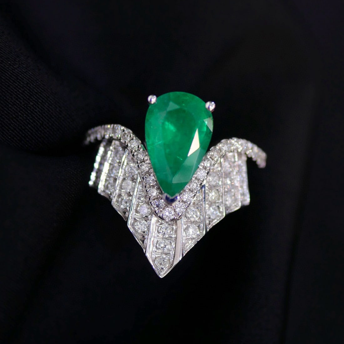 14k Gold 2.36 Ctw Vivid Green Natural Emerald & Diamond Ring: Ref:231090020 // gold content:14k gold // ring size:7. 25us // // main gemstone:emerald // shape:pear // carat weight:1. 80ct // color:vivid green // treatment:natural // // adjacent gemstone 2 :