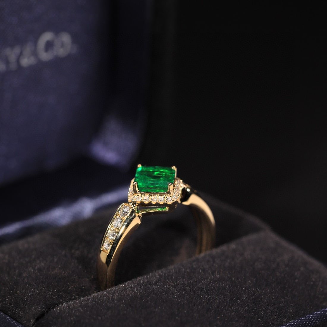 14k Gold 0.61 Ct Vivid Green Natural Emerald & Diamond Ring - 9