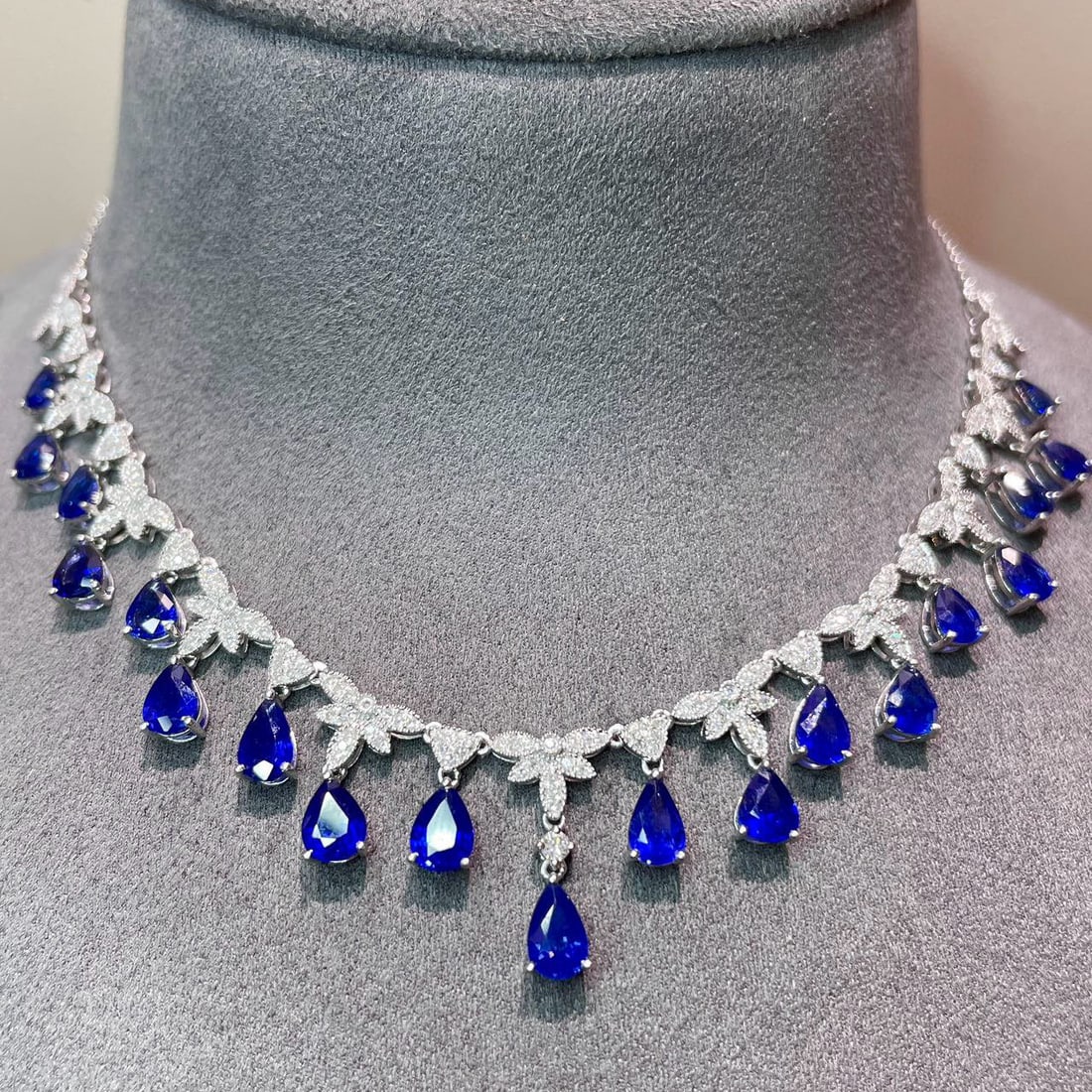 14k Gold 7 Ct Vivid Blue Natural Sapphire & Diamond Necklace: Ref:231090064 // gold content:14k gold // main gemstone:sapphire // shape:pear // carat weight:7ct // color:vivid blue // treatment:natural // // adjacent gemstone 2 : diamond // shape:round //