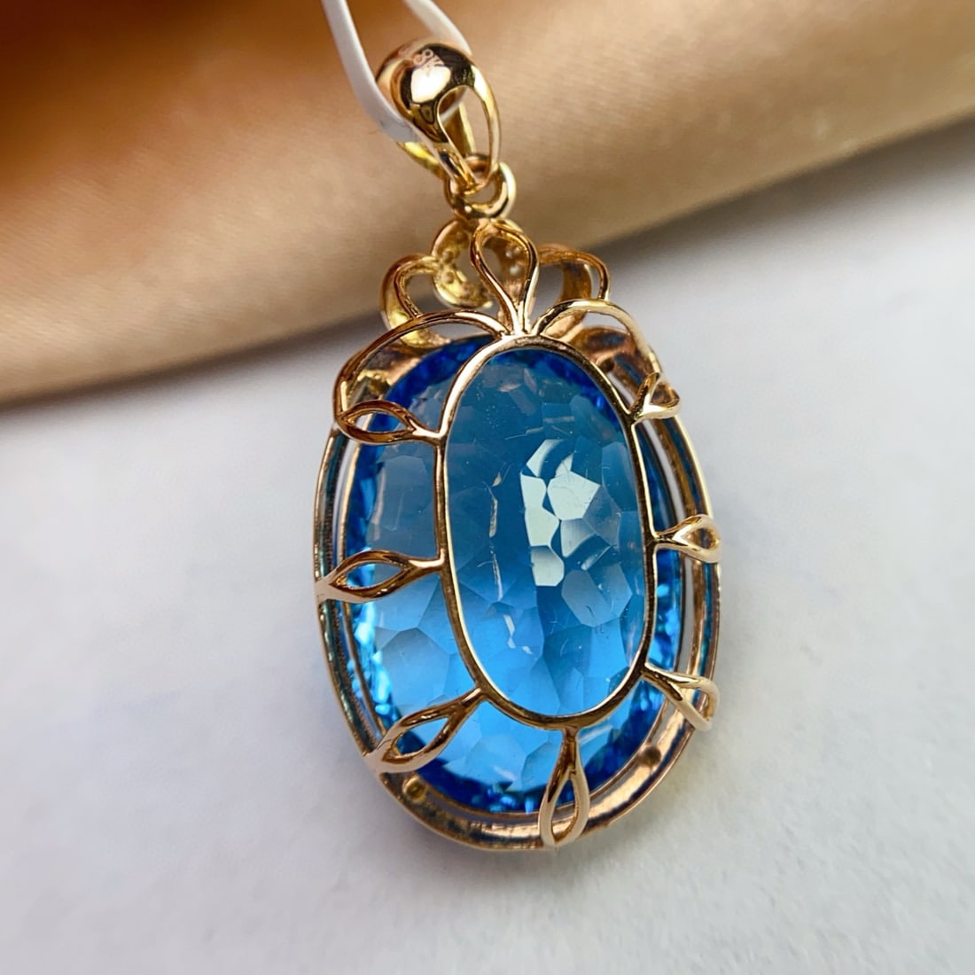 14k Gold 24.15 Ct Natural Topaz & Diamond Pendant( Without Chain ): Ref:231090115 // gold content:14k gold // main gemstone:topaz // shape:oval // carat weight:24. 15ct // color:blue // treatment:natural // // adjacent gemstone 2 : diamond // number of stones:10 //